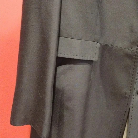 Tahari women's silk navy blue 2-piece suit. EUC. Size 10.